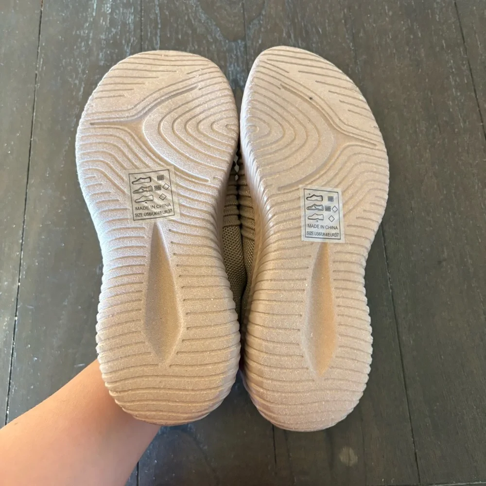 Qupid Beige Textured Lightweight Slip On Sneakers Shoes Women’s‎ Size 6